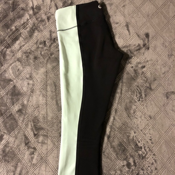Lululemon Wunder Under leggings - Picture 2 of 4